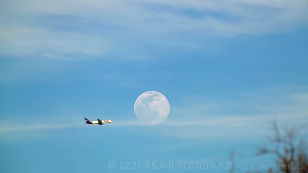 NM0789 Daytime Moon Rise Jet Plane Passes TL 2 042501